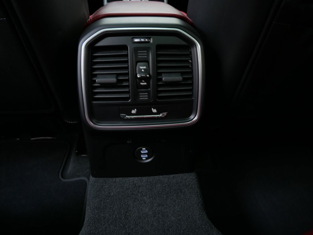 Thumbnail: 2022 Porsche Macan - 18