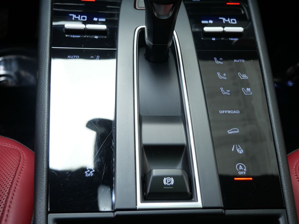 Thumbnail: 2022 Porsche Macan - 10