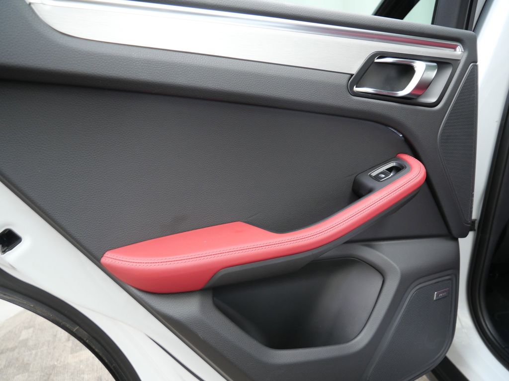 Thumbnail: 2022 Porsche Macan - 17