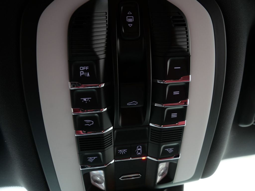 Thumbnail: 2022 Porsche Macan - 29