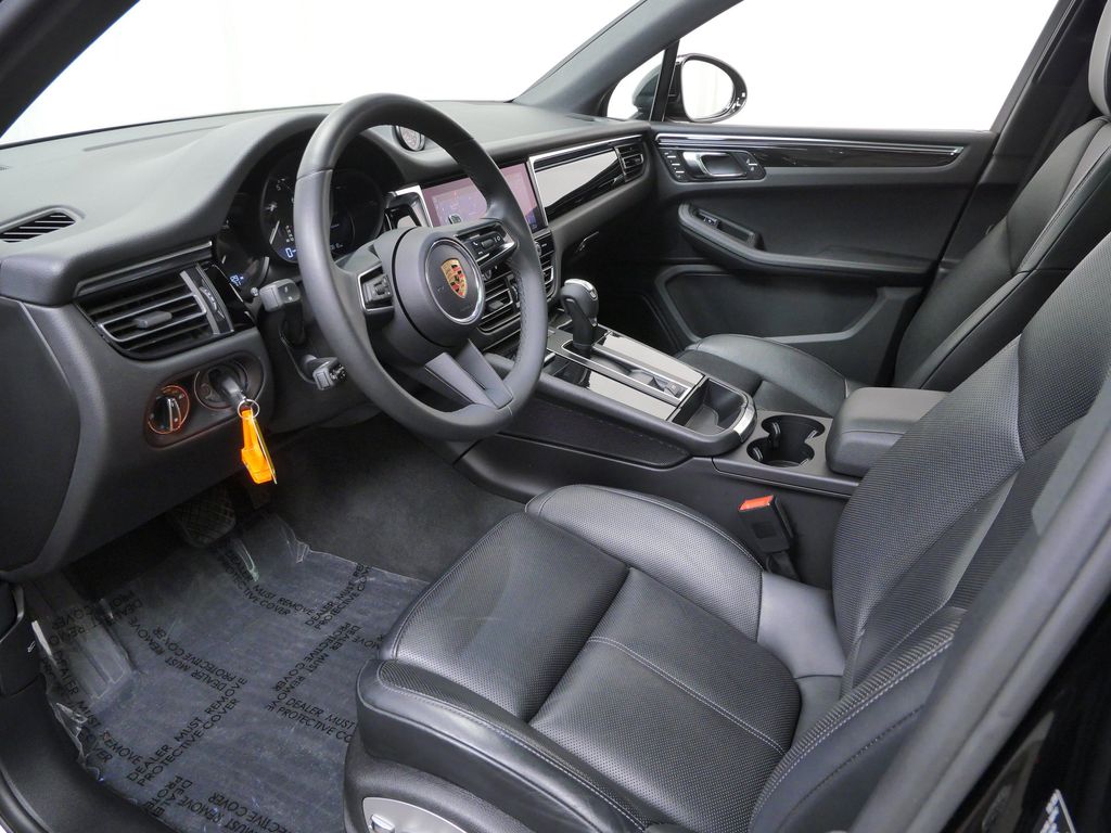 Thumbnail: 2024 Porsche Macan - 6
