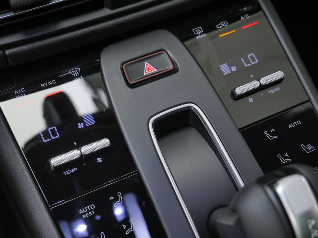 Thumbnail: 2026 Porsche Macan - 10