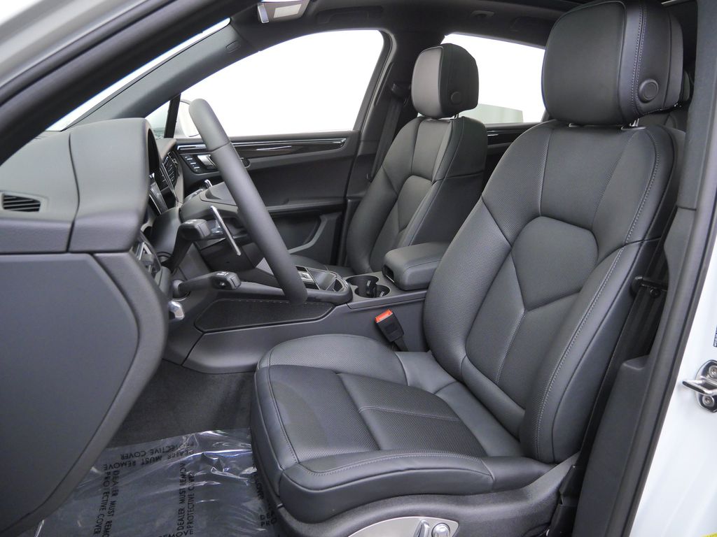 Thumbnail: 2026 Porsche Macan - 7