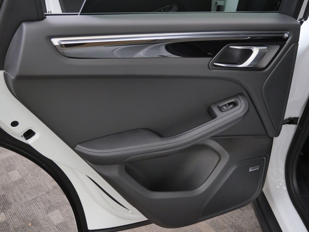 Thumbnail: 2026 Porsche Macan - 18