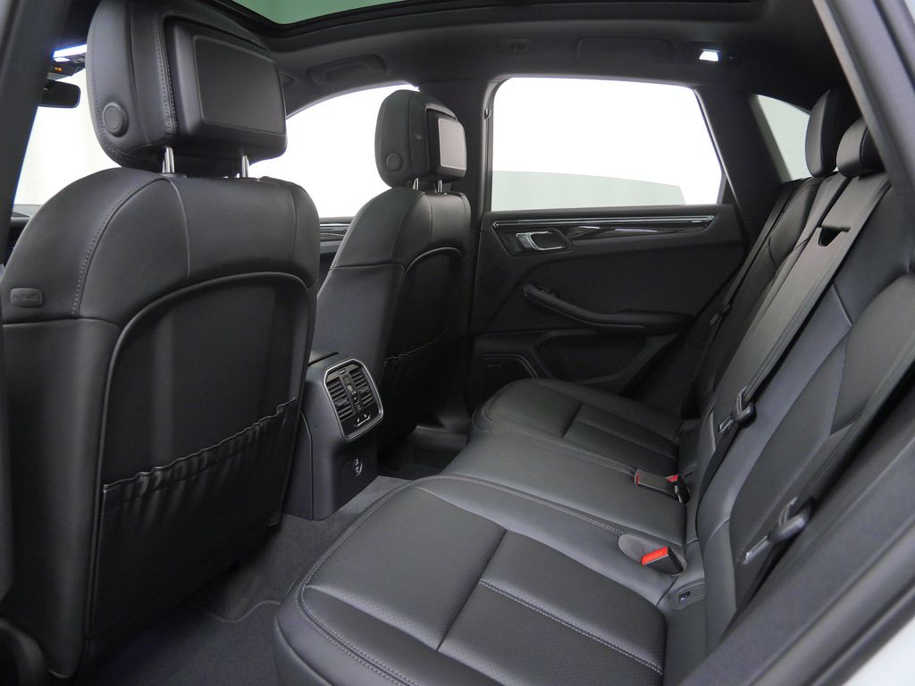 Thumbnail: 2026 Porsche Macan - 8