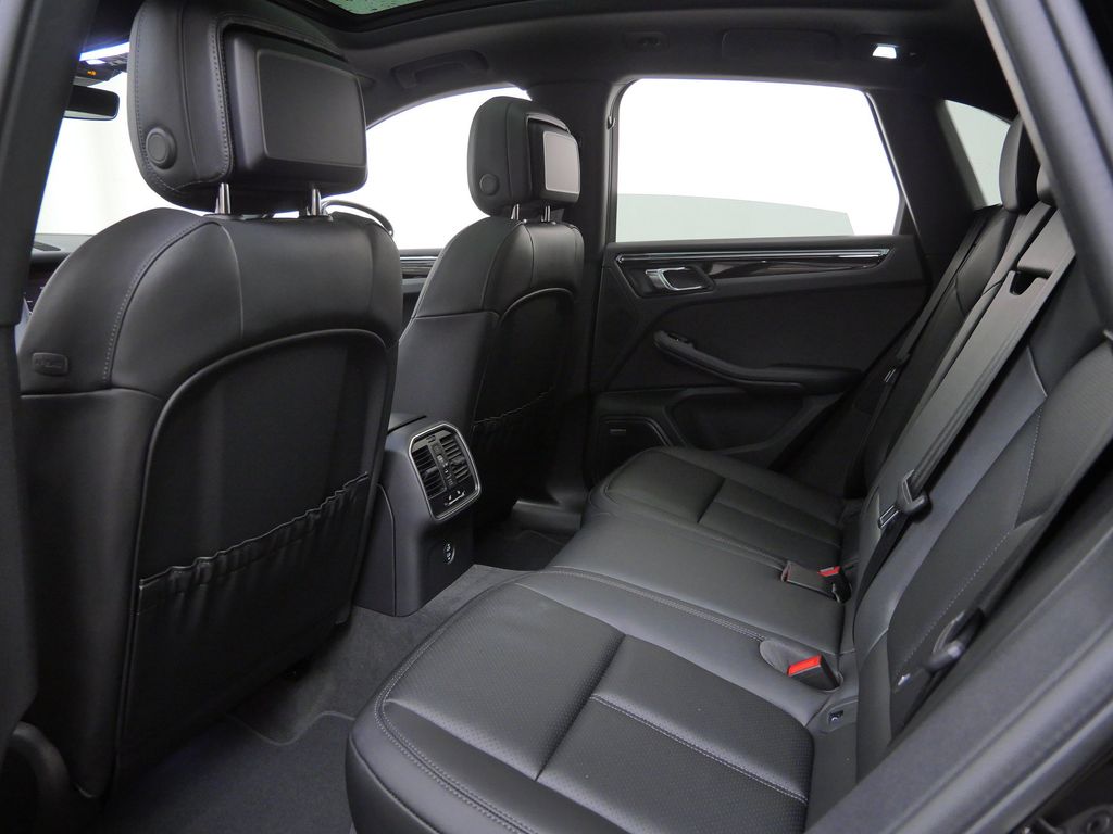 Thumbnail: 2026 Porsche Macan - 8