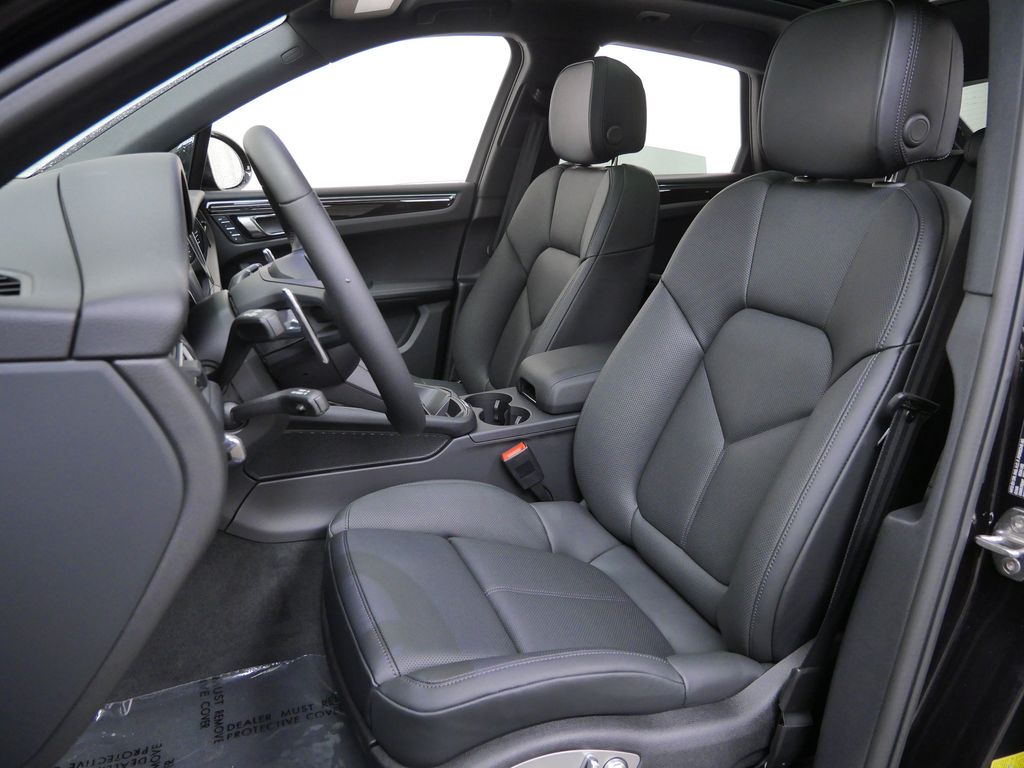 Thumbnail: 2026 Porsche Macan - 7