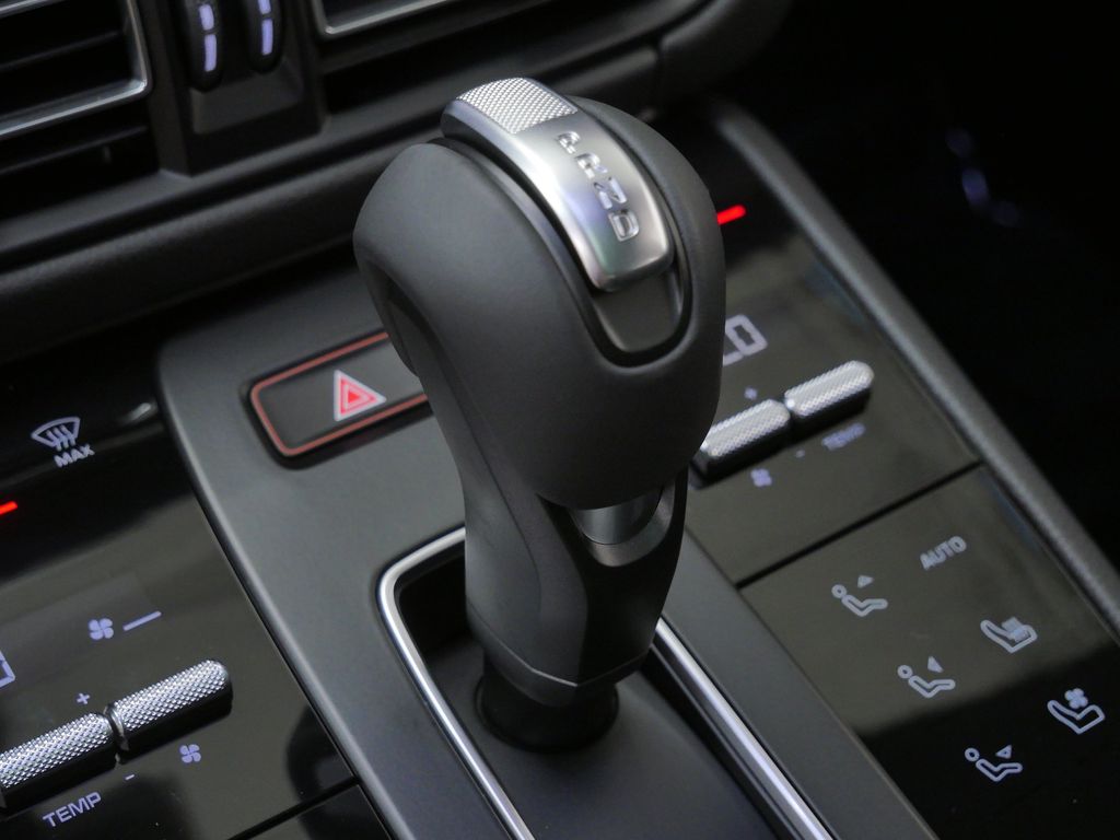 Thumbnail: 2026 Porsche Macan - 25