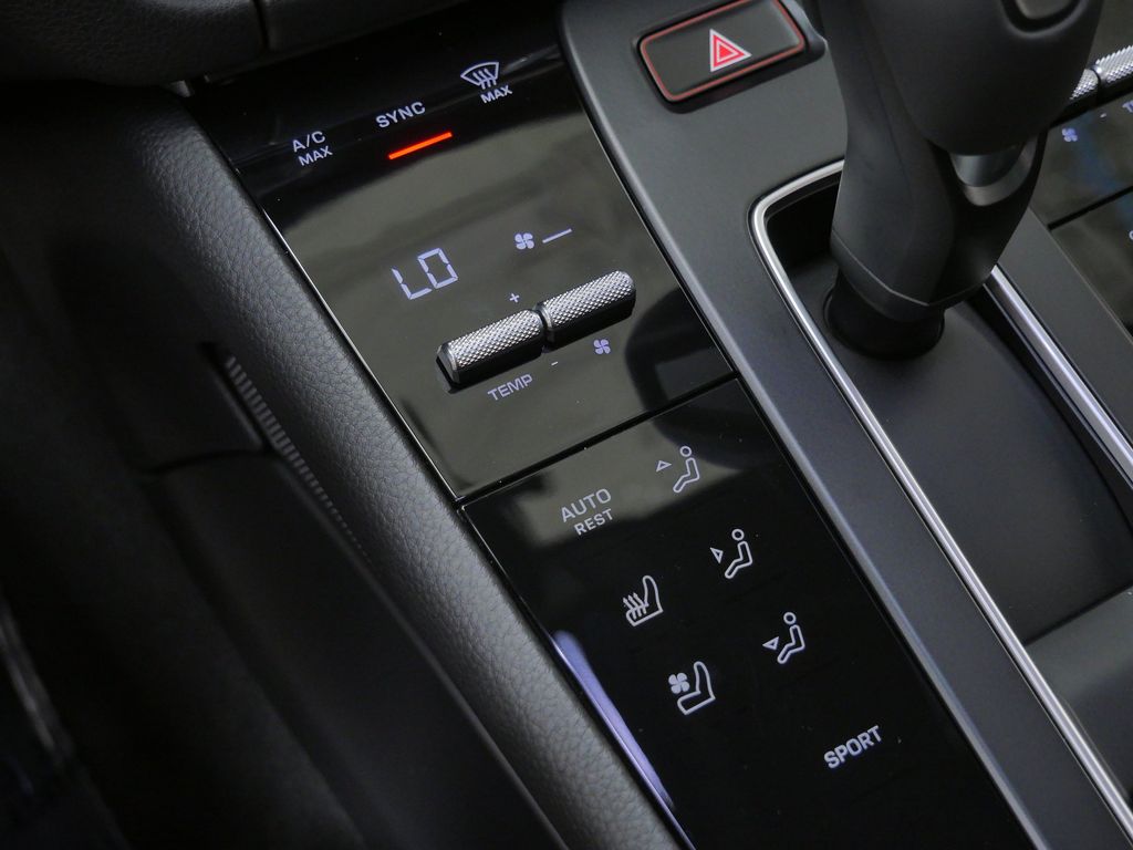Thumbnail: 2026 Porsche Macan - 10