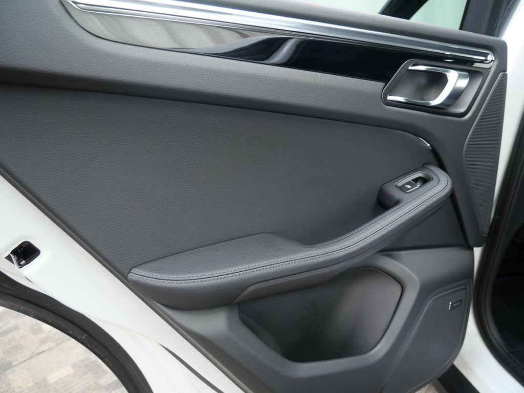 Thumbnail: 2026 Porsche Macan - 18