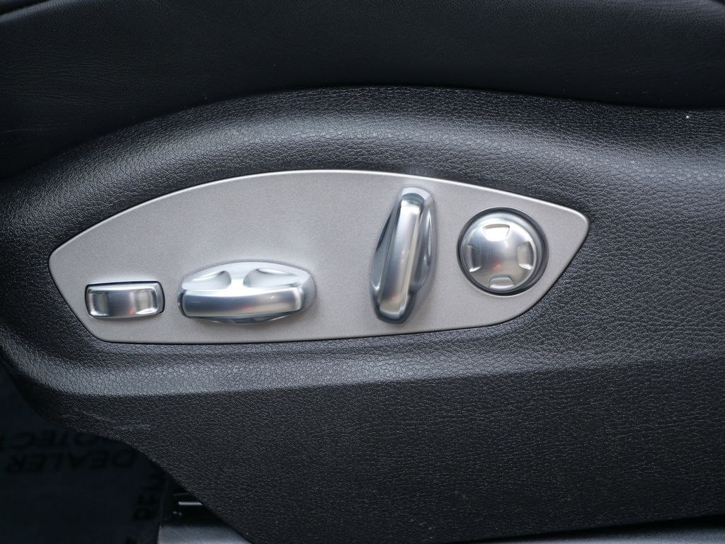 Thumbnail: 2026 Porsche Macan - 17