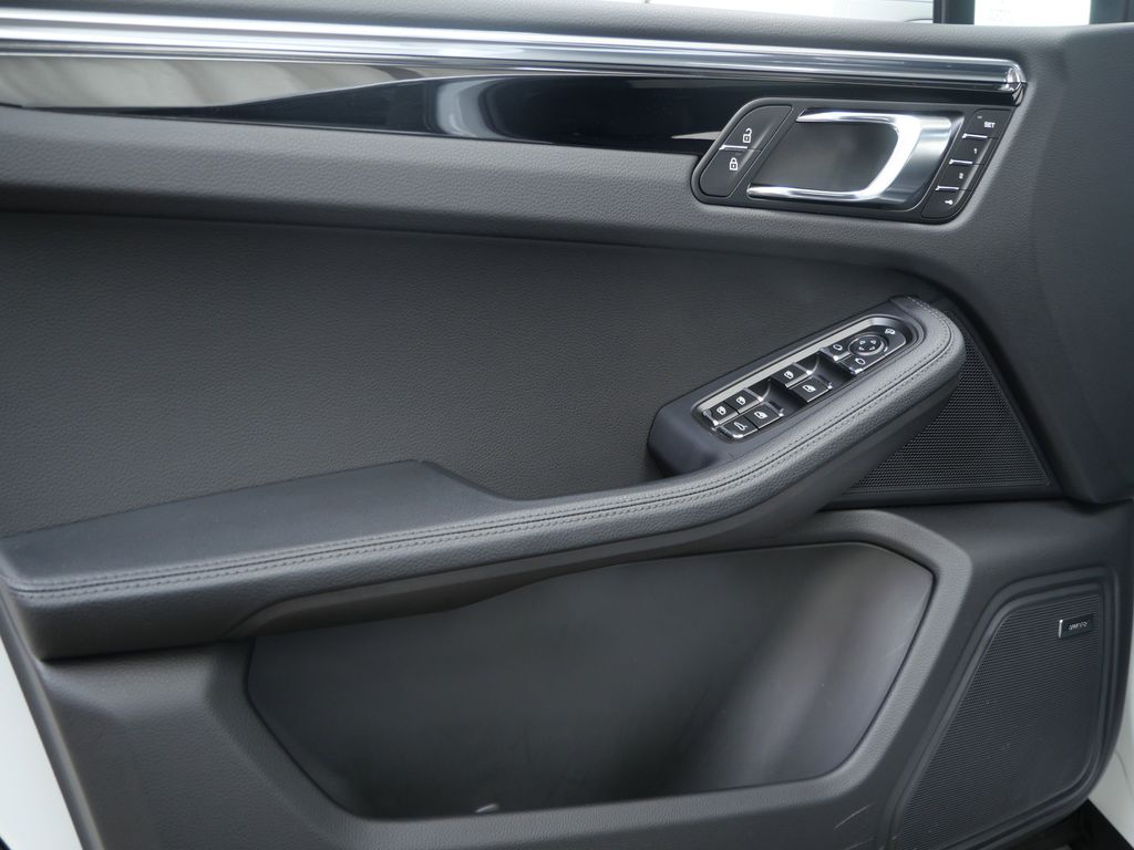 Thumbnail: 2026 Porsche Macan - 16