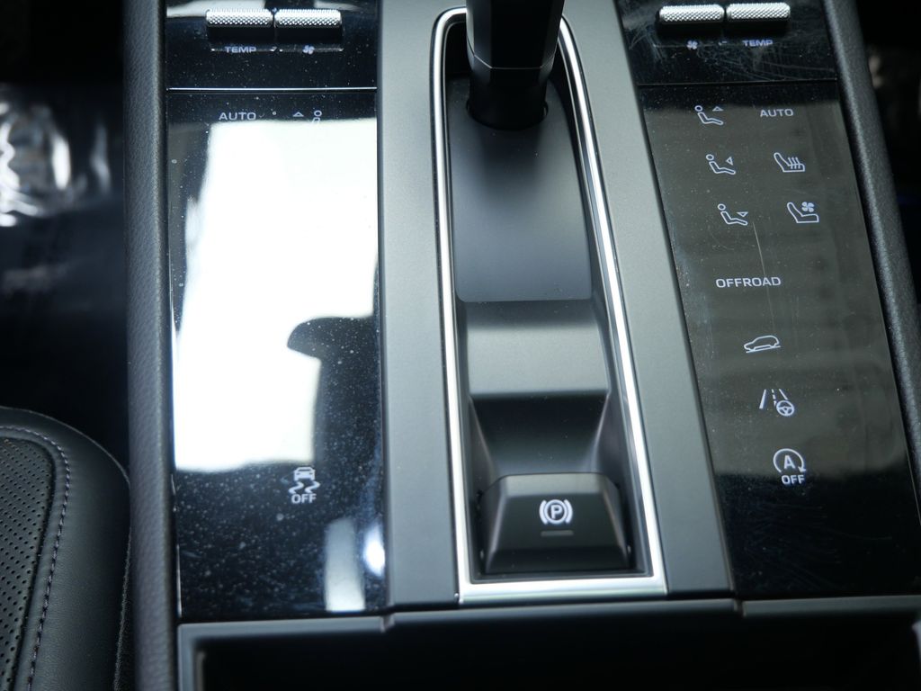 Thumbnail: 2026 Porsche Macan - 10