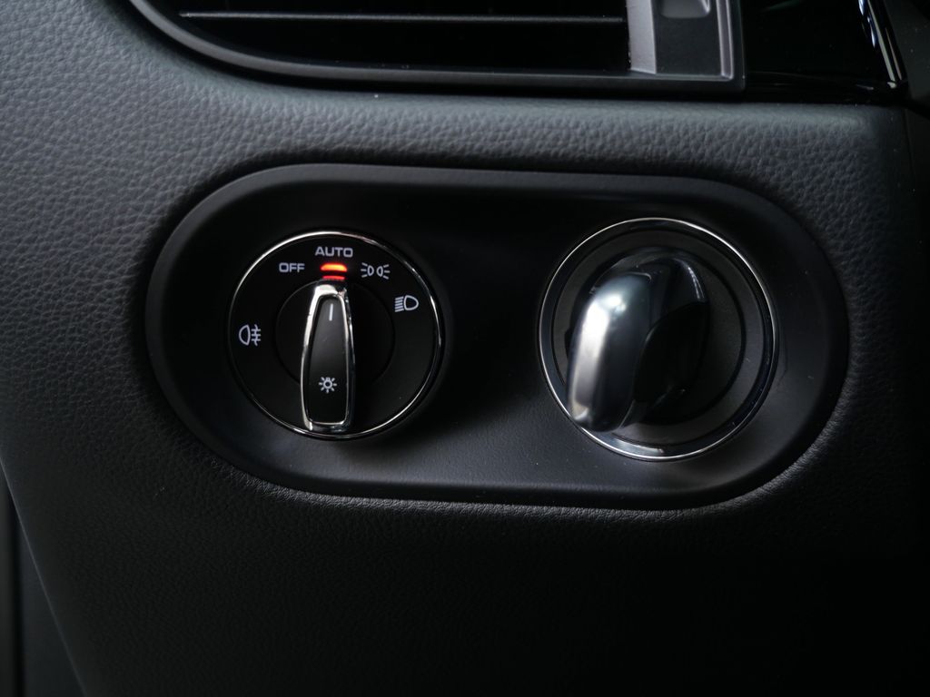 Thumbnail: 2026 Porsche Macan - 21