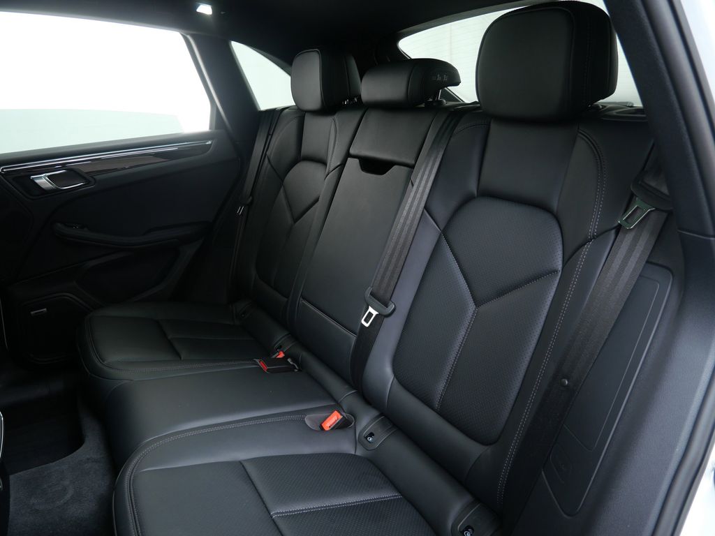 Thumbnail: 2026 Porsche Macan - 8