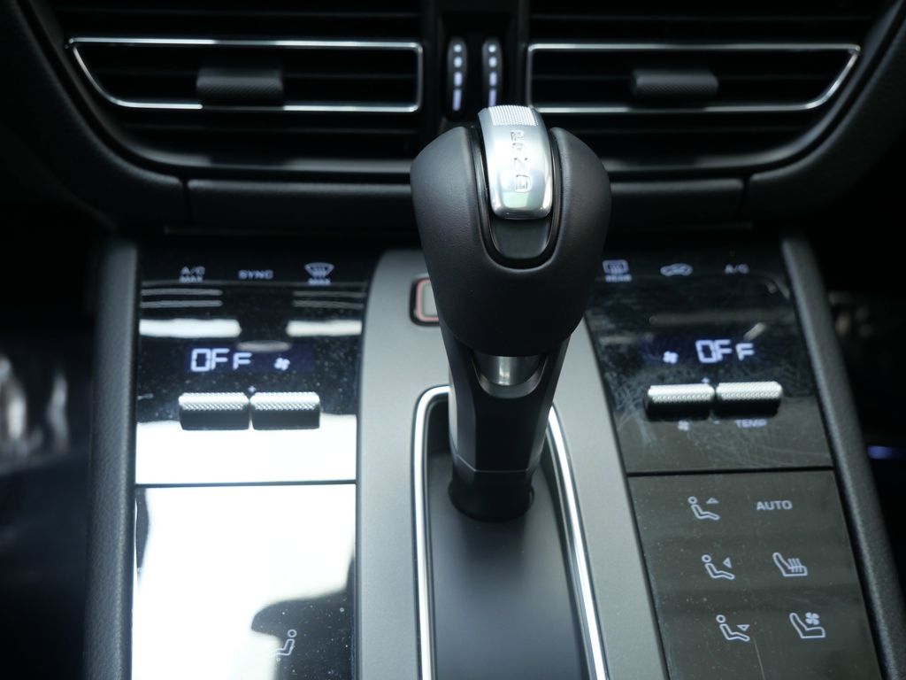 Thumbnail: 2026 Porsche Macan - 23