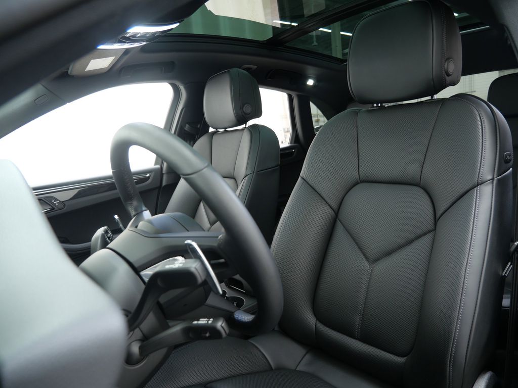 Thumbnail: 2026 Porsche Macan - 7