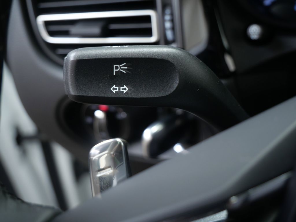 Thumbnail: 2026 Porsche Macan - 28