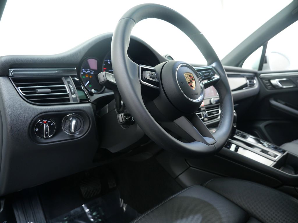 Thumbnail: 2026 Porsche Macan - 2
