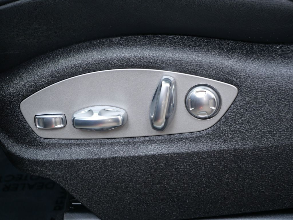 Thumbnail: 2026 Porsche Macan - 17