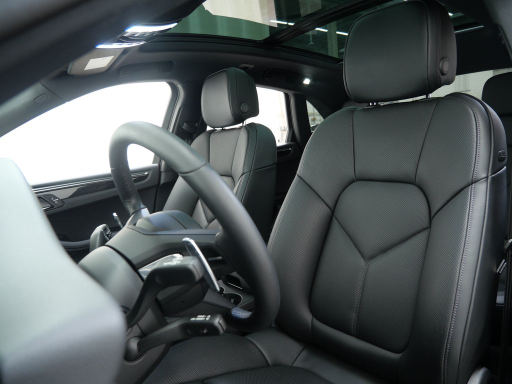 Thumbnail: 2026 Porsche Macan - 7