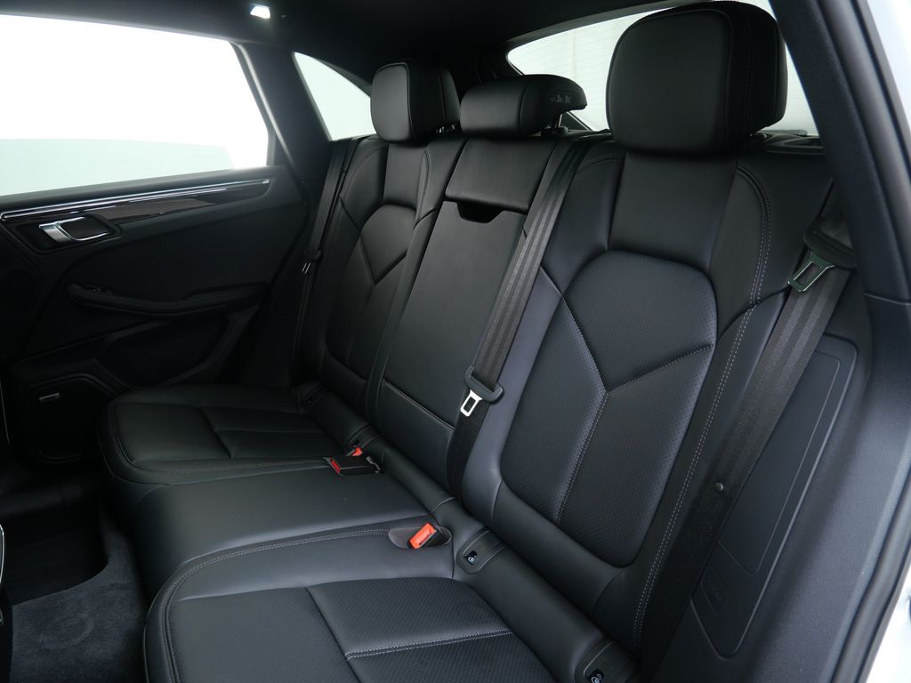 Thumbnail: 2026 Porsche Macan - 8