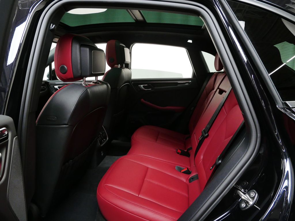 Thumbnail: 2026 Porsche Macan - 8
