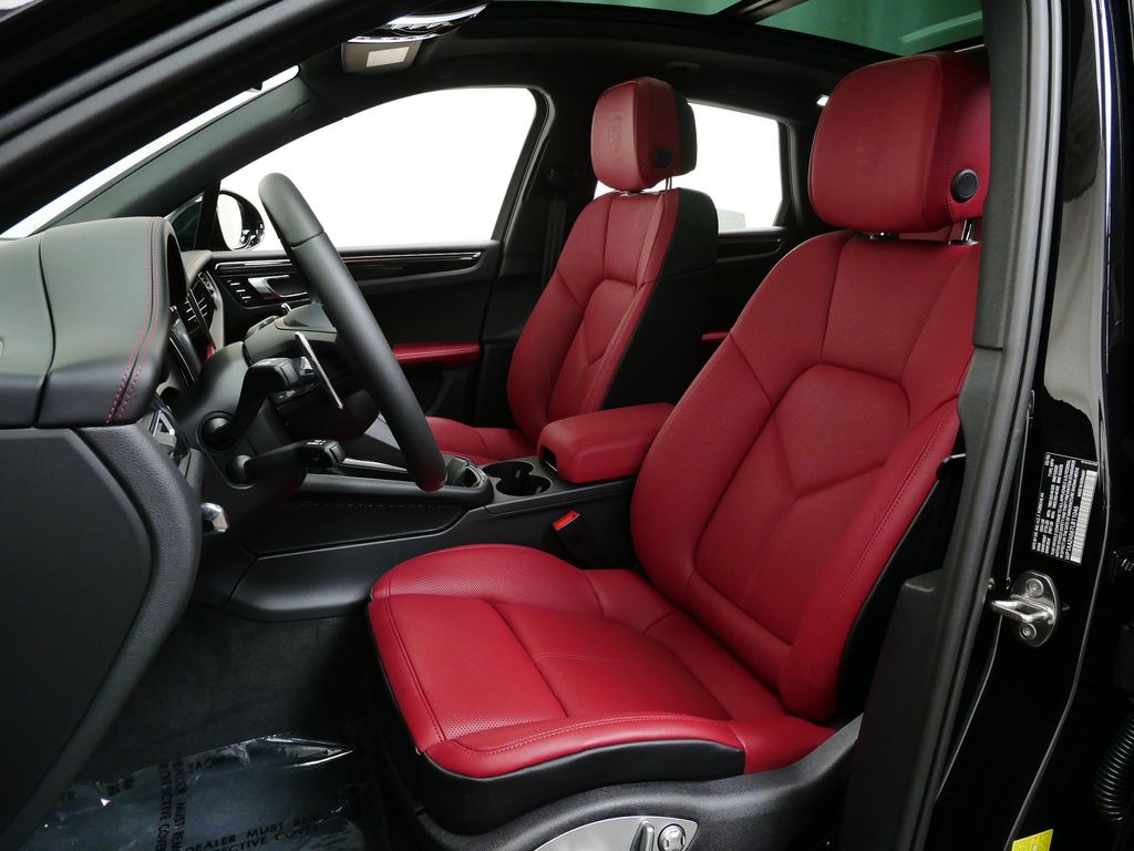 Thumbnail: 2026 Porsche Macan - 7