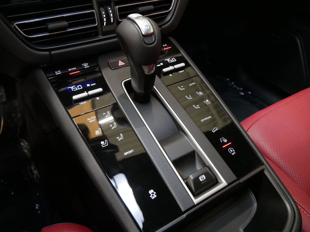 Thumbnail: 2026 Porsche Macan - 10