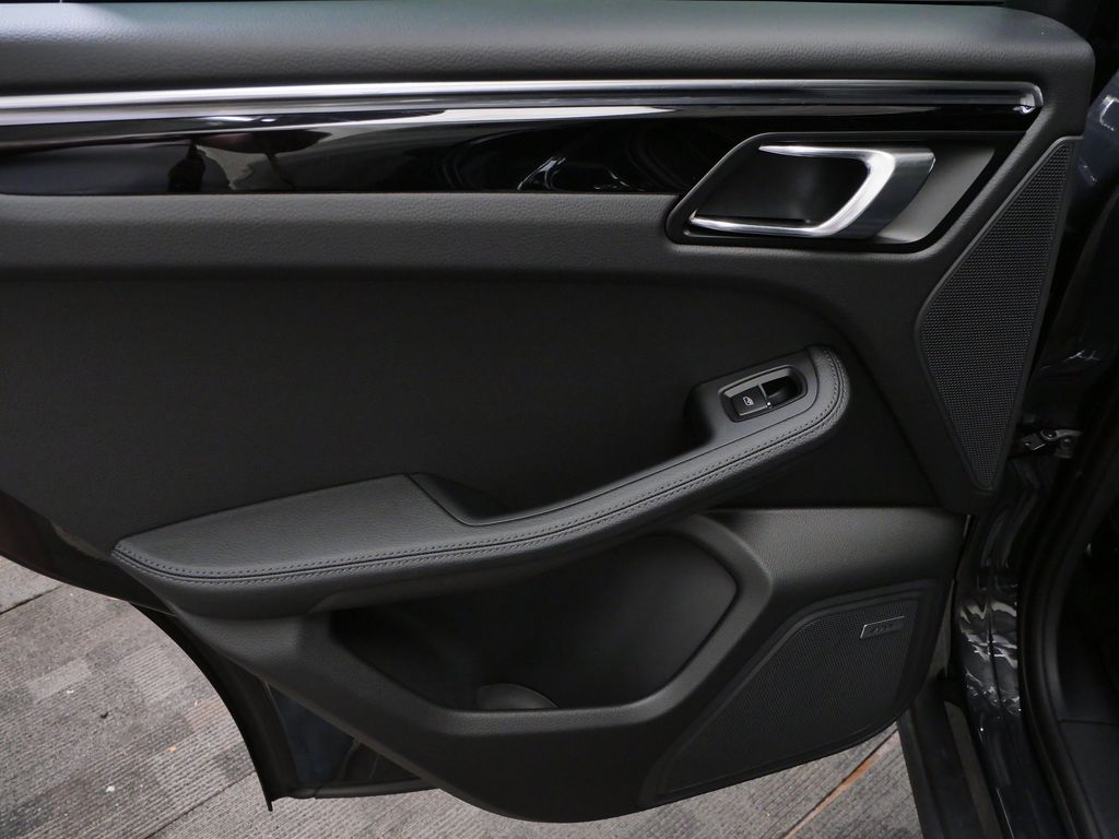 Thumbnail: 2026 Porsche Macan - 18