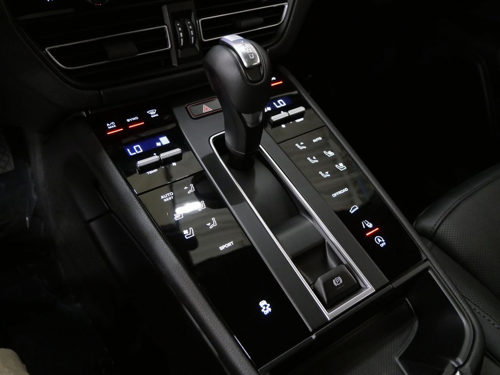 Thumbnail: 2026 Porsche Macan - 26