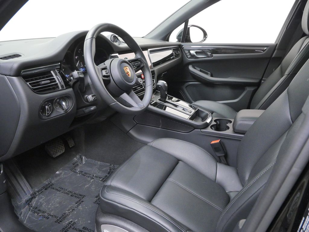 Thumbnail: 2026 Porsche Macan - 6