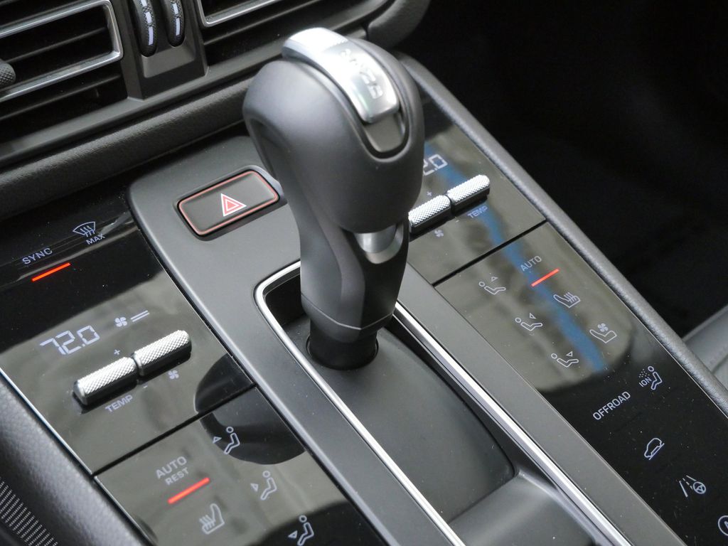 Thumbnail: 2026 Porsche Macan - 10