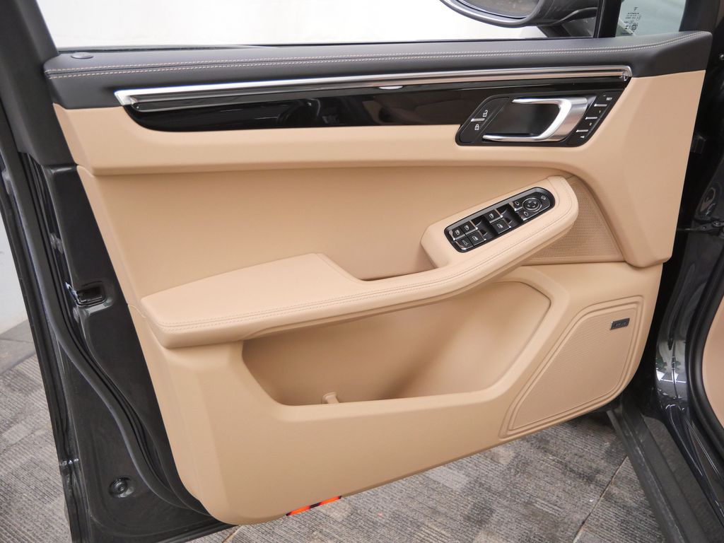 Thumbnail: 2026 Porsche Macan - 16