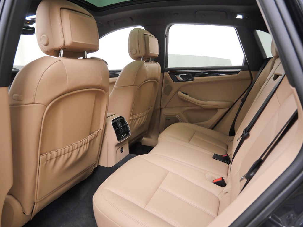 Thumbnail: 2026 Porsche Macan - 8