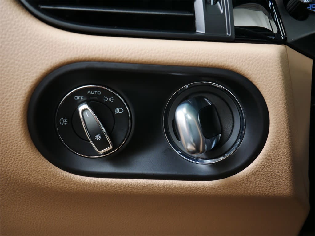 Thumbnail: 2025 Porsche Macan - 21