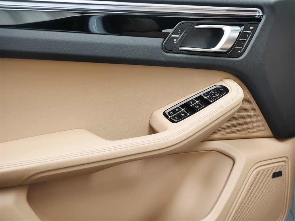 Thumbnail: 2025 Porsche Macan - 17