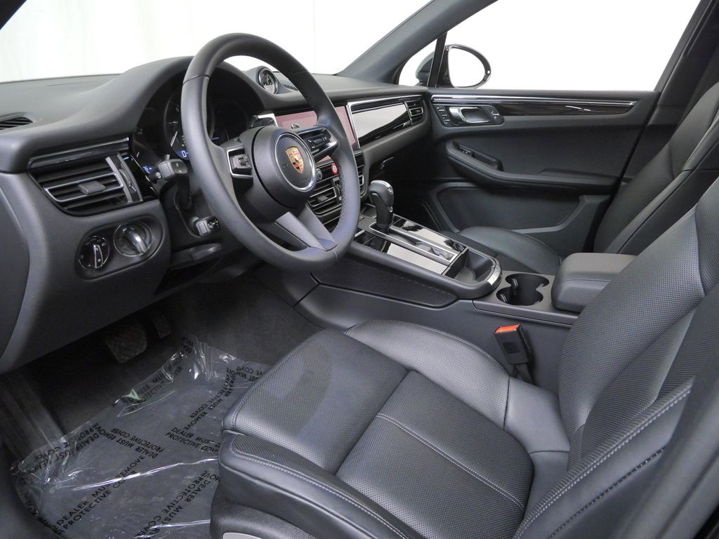 Thumbnail: 2025 Porsche Macan - 6