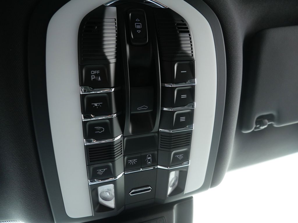 Thumbnail: 2026 Porsche Macan - 28