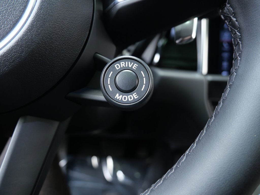 Thumbnail: 2026 Porsche Macan - 23