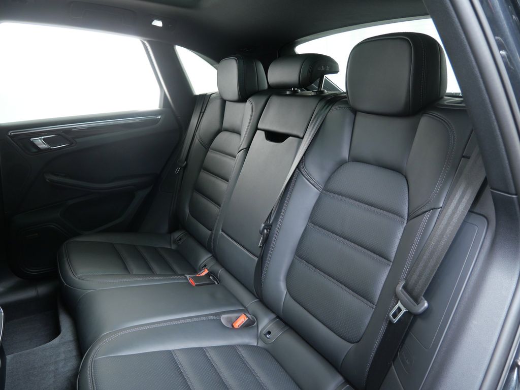 Thumbnail: 2026 Porsche Macan - 8