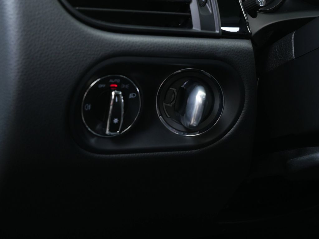 Thumbnail: 2026 Porsche Macan - 19