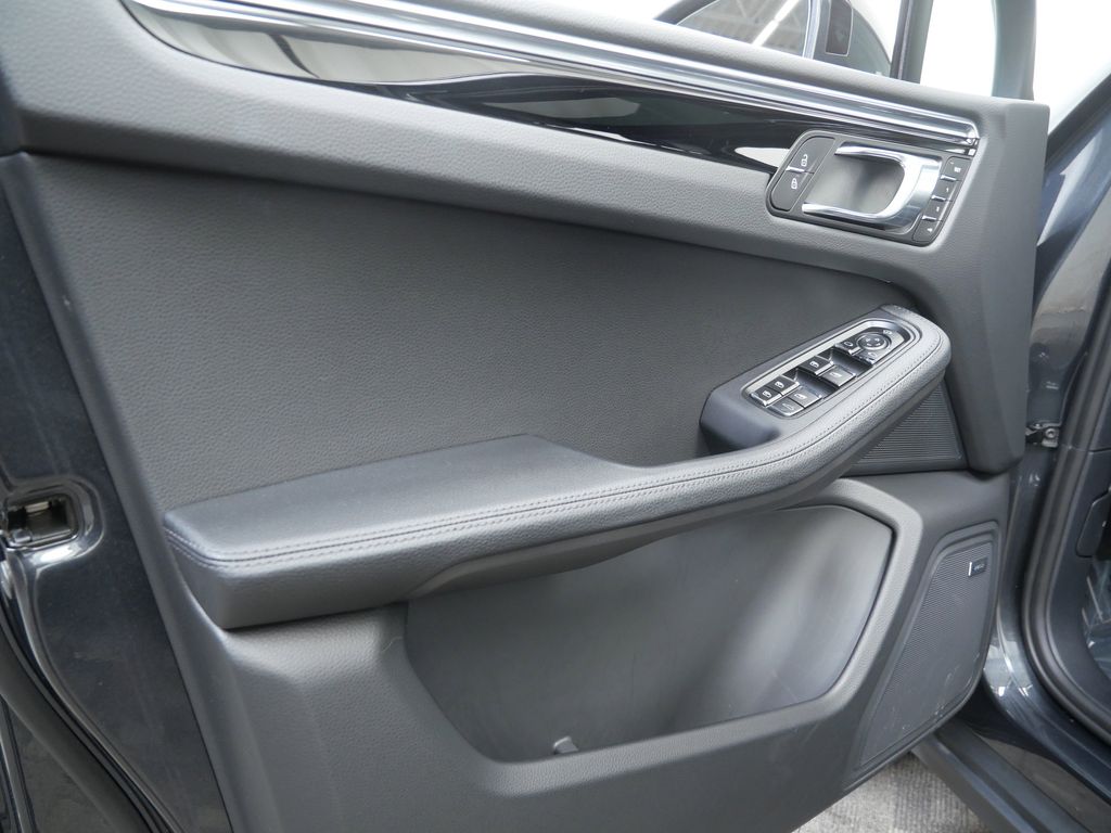 Thumbnail: 2026 Porsche Macan - 16