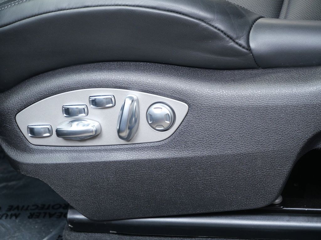 Thumbnail: 2026 Porsche Macan - 17