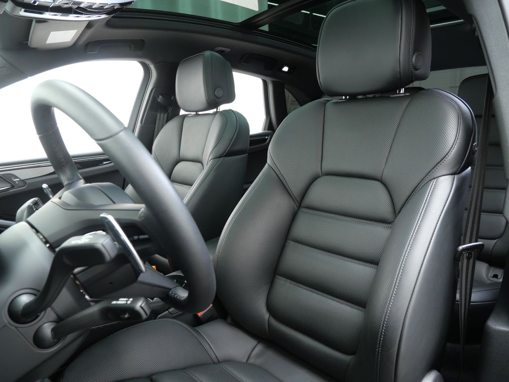 Thumbnail: 2026 Porsche Macan - 7