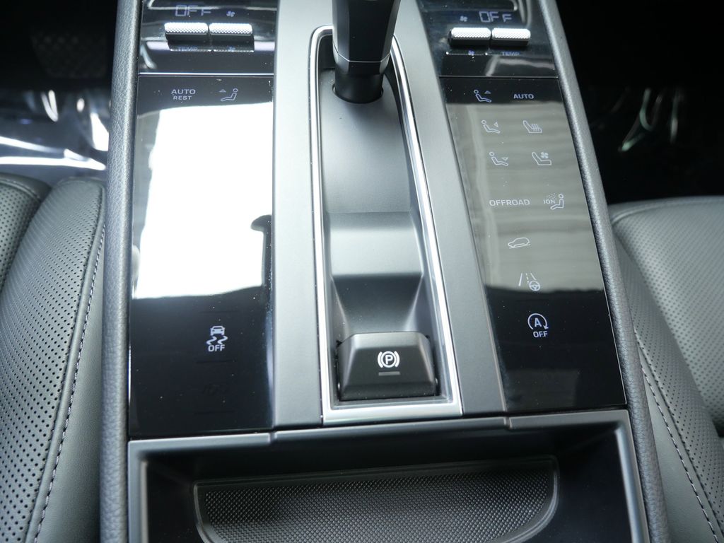 Thumbnail: 2026 Porsche Macan - 10