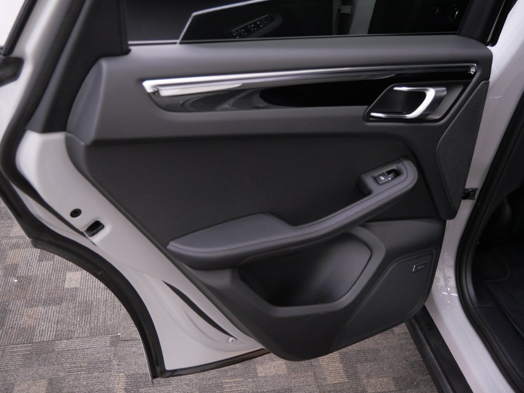 Thumbnail: 2026 Porsche Macan - 17