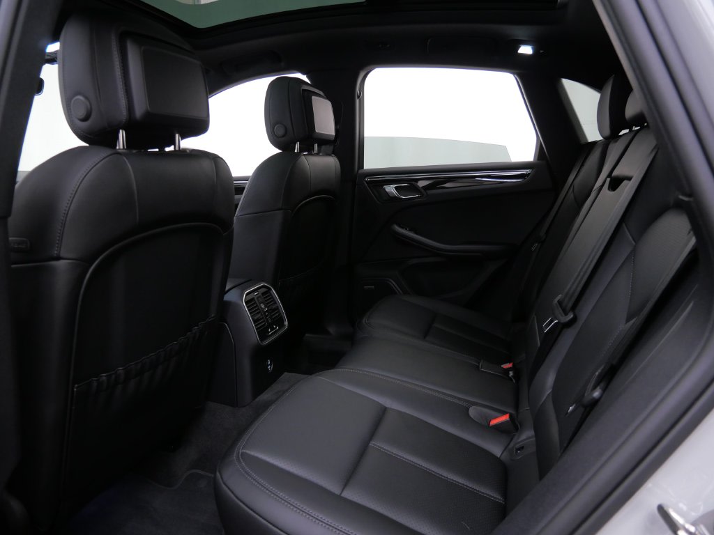 Thumbnail: 2026 Porsche Macan - 8
