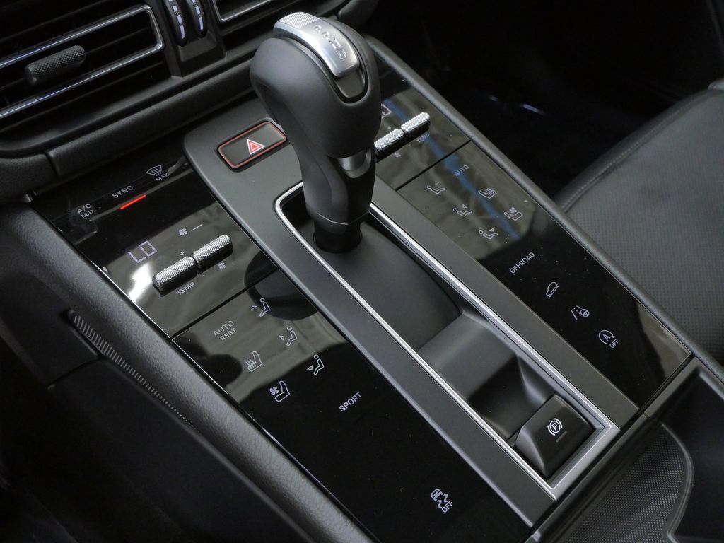 Thumbnail: 2026 Porsche Macan - 10