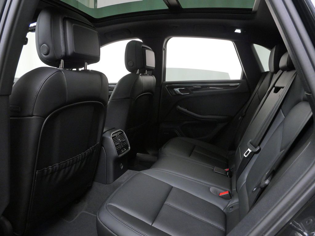 Thumbnail: 2026 Porsche Macan - 8